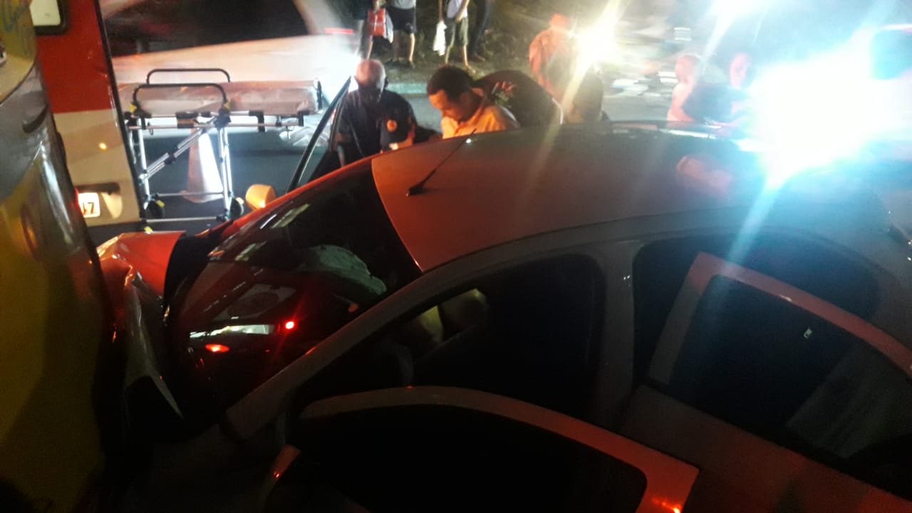Mulher fica ferida ao colidir carro contra traseira de ônibus articulado em Manaus