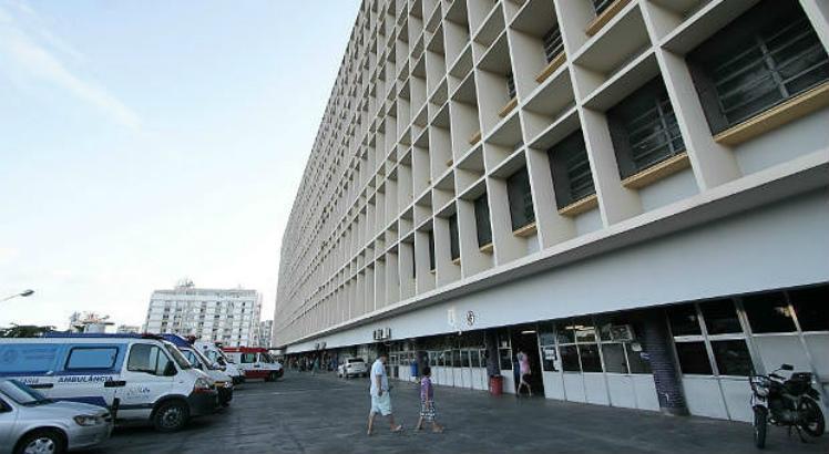 Quatro pessoas da mesma família são baleadas dentro de casa