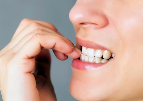 Roer unhas pode causar infecções graves. Saiba mais