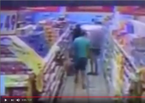 Vídeo flagra homem passando a mão nas partes íntimas de criança dentro de mercadinho em Manaus