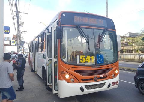Assaltante dá tiro no pé e deixa passageiro ferido durante assalto a ônibus em Manaus