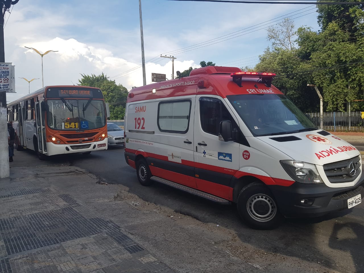 Assaltante dá tiro no pé e deixa passageiro ferido durante assalto a ônibus em Manaus