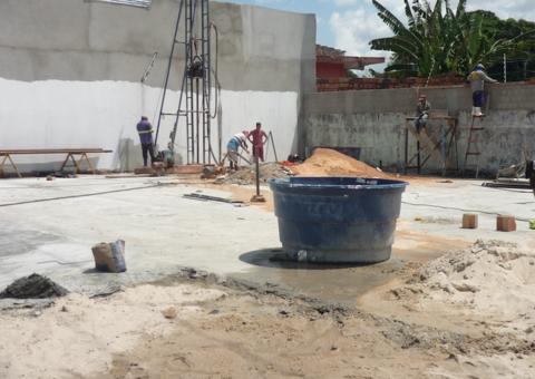 Obra de estacionamento que tem bomba de água é embargada após fiscalização em Manaus