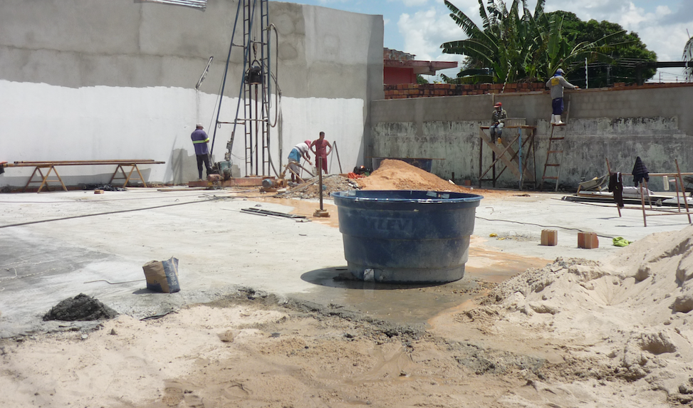 Obra de estacionamento que tem bomba de água é embargada após fiscalização em Manaus
