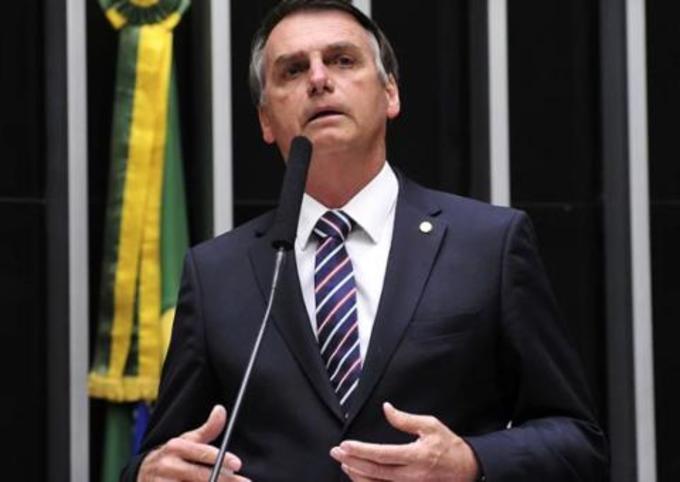 Assessora de Bolsonaro flagrada vendendo açaí pede demissão