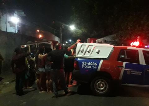 Homem é morto a facadas no meio da rua em Manaus
