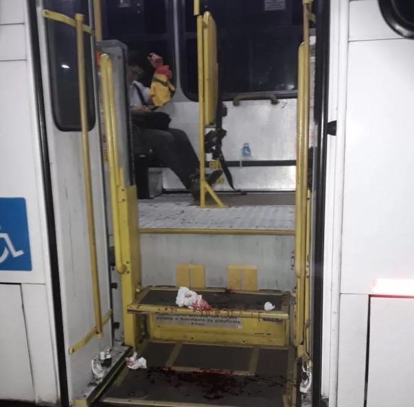Homem fica gravemente ferido ao cortar pulso em barra solta dentro de ônibus em Manaus
