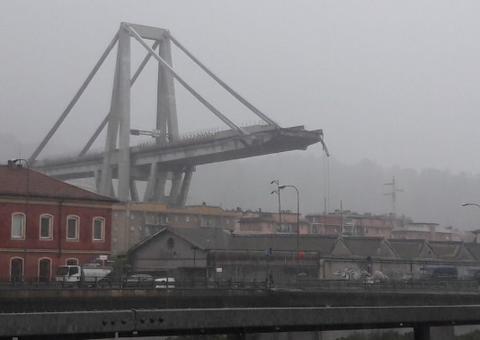 Tragédia: Viaduto desaba sobre carros na Itália