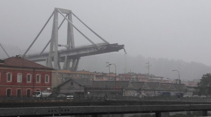 Tragédia: Viaduto desaba sobre carros na Itália