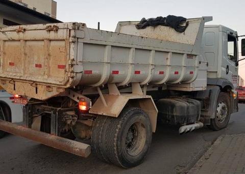 Criança morre após ser atingida por tampa de caminhão-caçamba