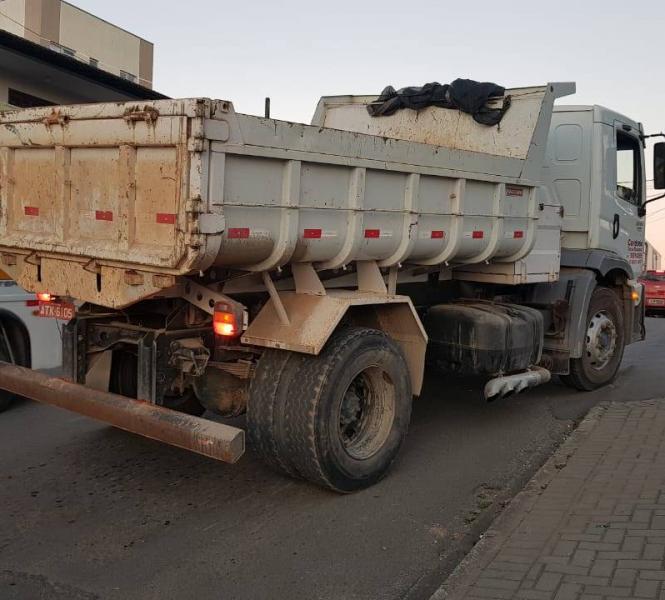 Criança morre após ser atingida por tampa de caminhão-caçamba