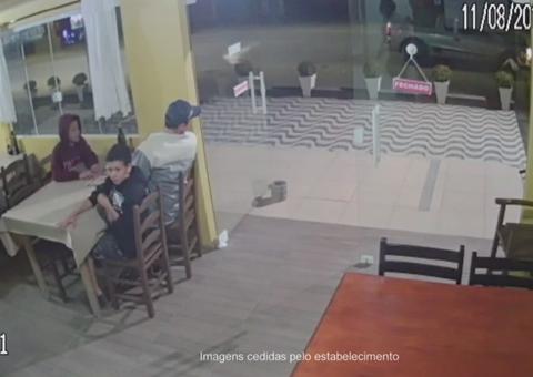 Mulher é prensada contra porta-malas do próprio carro por outro veículo; veja vídeo