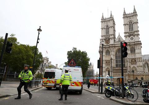 Carro desgovernado atropela e fere várias pessoas em estação de Londres