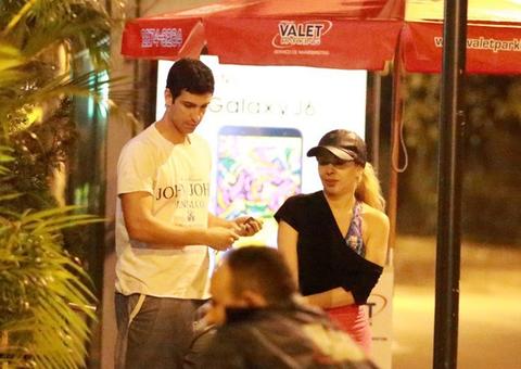 Reconciliação? Joelma é flagrada de mão dadas com ex-namorado