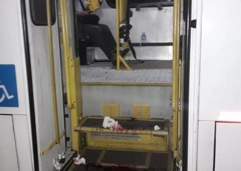 Ônibus com barra de ferro quebrada que deixou passageiro ferido vai passar por vistoria, diz SMTU 