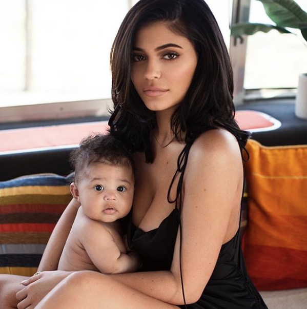 Kylie Jenner ostenta com closet de extremo luxo e dá bolsa de R$ 100 mil para filha