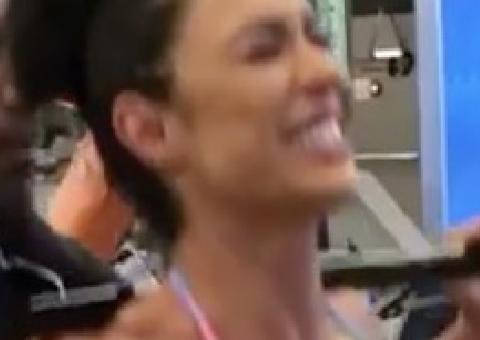 Gracyanne Barbosa cai no choro durante treino e responde críticas: 'respeitem'