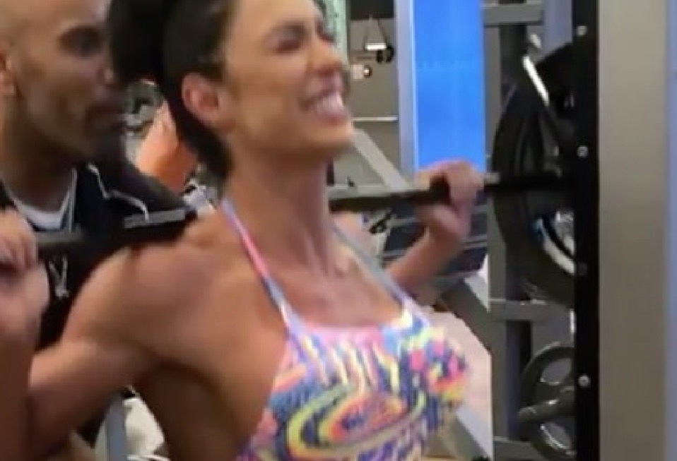 Gracyanne Barbosa cai no choro durante treino e responde críticas: 'respeitem'