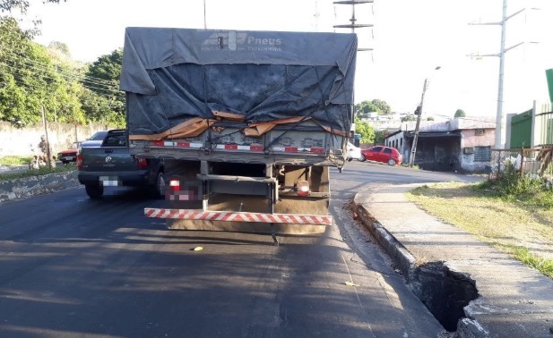 Caminhão em pane mecânica causa congestionamento quilométrico na av. Rodrigo Otávio
