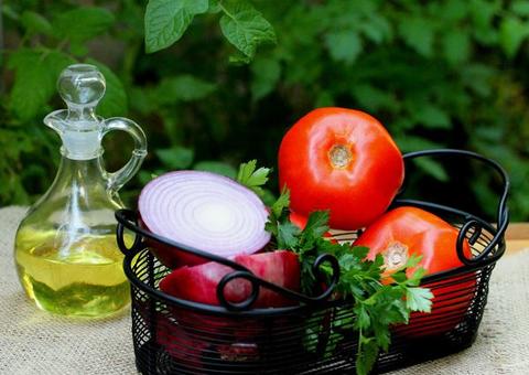 Comer cebola e tomate juntos garante benefícios em dobro