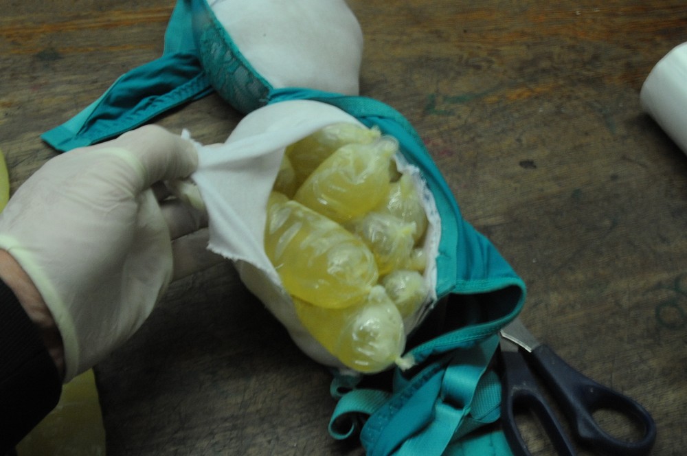 Mulheres são presas com cocaína na roupa íntima