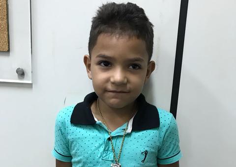 Polícia procura familiares de menino de 7 anos encontrado em rua Manaus 