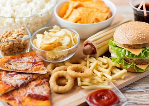 Esta combinação de alimentos é viciante para o cérebro e te faz engordar, diz estudo