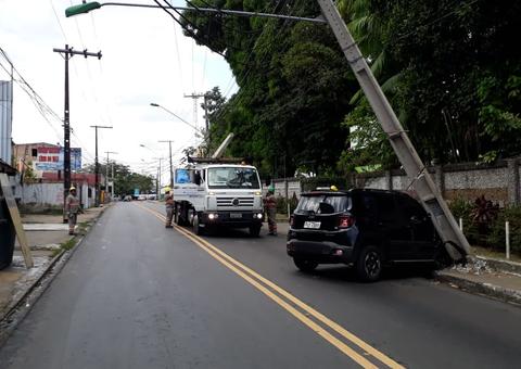 Carro colide com poste e avenida é interditada em Manaus