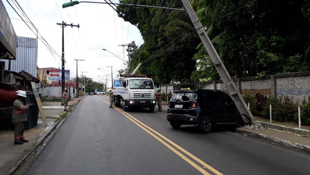 Carro colide com poste e avenida é interditada em Manaus