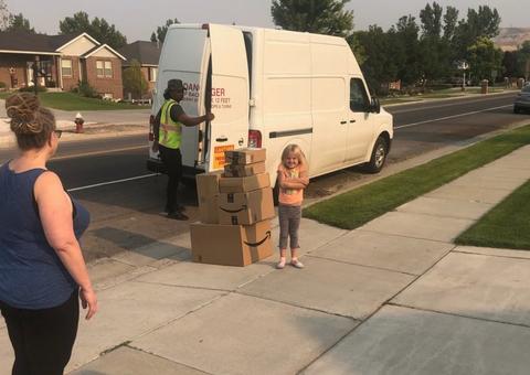 Menina de 6 anos encomenda cerca de R$ 1.500,00 em brinquedos e doa tudo depois