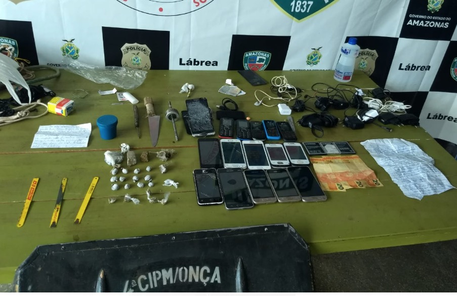 Revista em delegacia no Amazonas, apreende armas e dezenas de objetos proibidos 