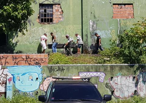 Corpo de homem com várias facadas é encontrado embaixo de ponte em Manaus 