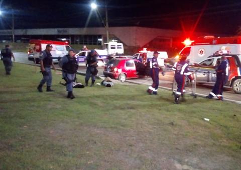 Perseguição policial termina com um baleado e quatro presos em avenida de Manaus