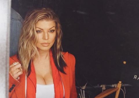 Fergie posta foto antiga e impressiona por beleza aos 15 anos