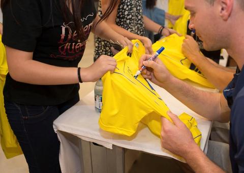 Shopping em Manaus recebe seleção brasileira de vôlei masculino em sessão de autógrafos