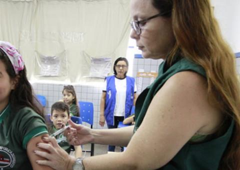 Pais que não autorizarem vacina nos filhos podem responder por negligência