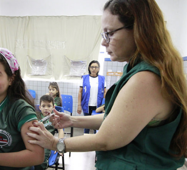 Pais que não autorizarem vacina nos filhos podem responder por negligência