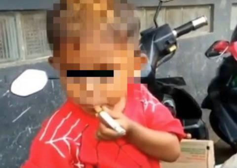 Menino de 2 anos fuma 40 cigarros por dia e choca internet