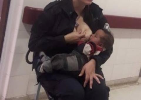 Policial viraliza na internet após amamentar bebê desnutrido internado em hospital