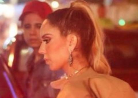 Mulher Melão posa peladona em avenida e causa acidente de trânsito