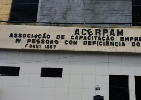 Disfarçados de alunos, trio assalta associação voltada a pessoas com deficiência em Manaus