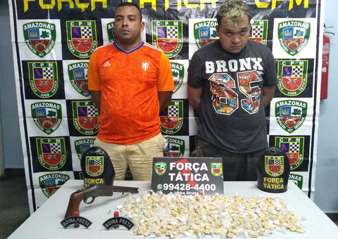 Em Manaus, dupla é presa ao ser flagrada com escopeta e drogas 