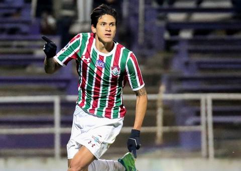 Pedro comemora convocação para a seleção em voo no Uruguai e se emociona