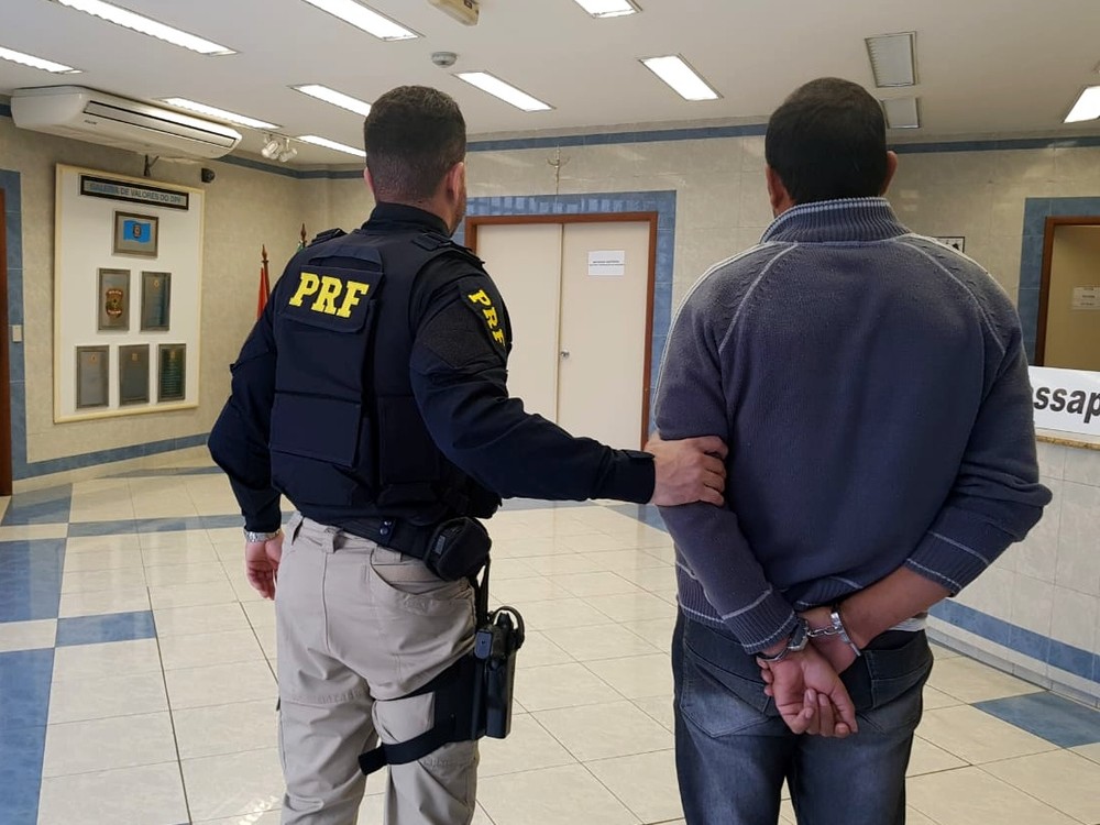 Polícia prende ex-padre suspeito de abusar de 3 adolescentes que estava foragido 