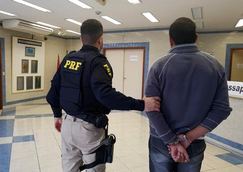 Polícia prende ex-padre suspeito de abusar de 3 adolescentes que estava foragido 