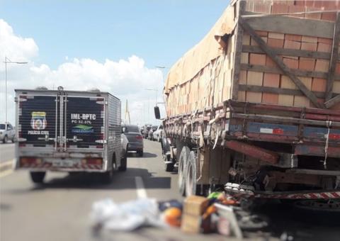 Mototaxista morre após colidir moto contra caminhão na Ponte Rio Negro