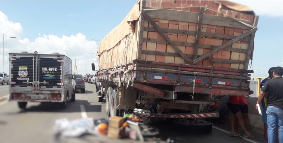 Mototaxista morre após colidir moto contra caminhão na Ponte Rio Negro