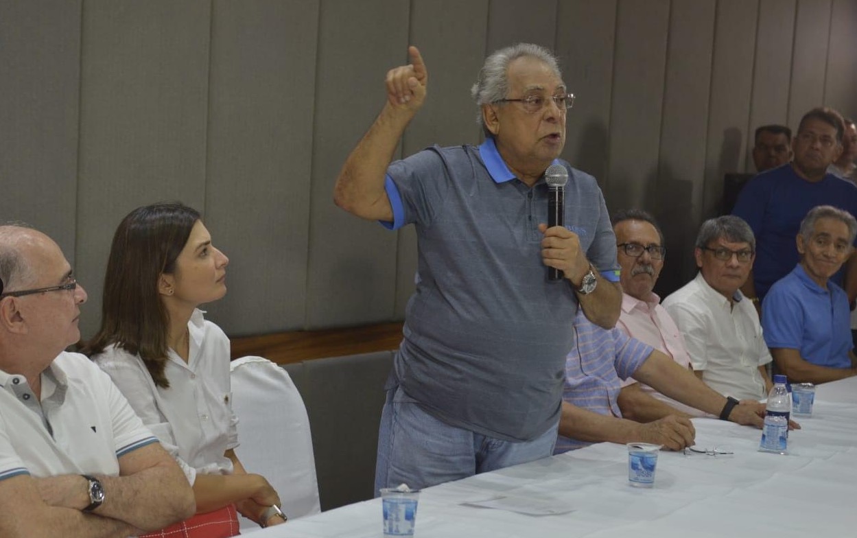 Coligação de Amazonino Mendes relata ataques de perfis falsos no Facebook