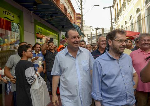 Omar Aziz realiza caminhada no centro de Manaus