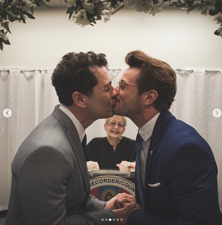   Com presença da ex, autor de 'Mutantes' e 'Vamp' se casa com chef nos EUA